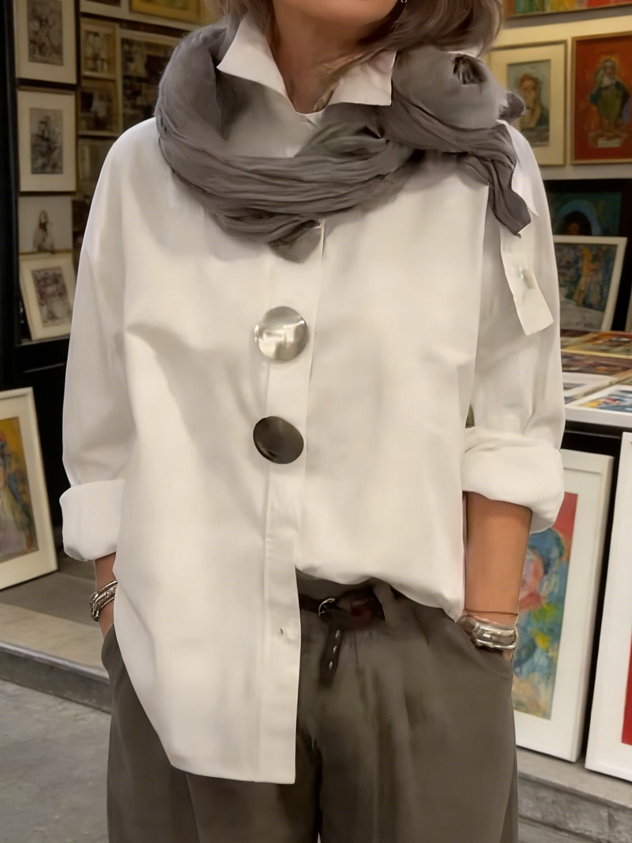 Elegant cotton and linen blouse with a stand-up collar and metal buttons